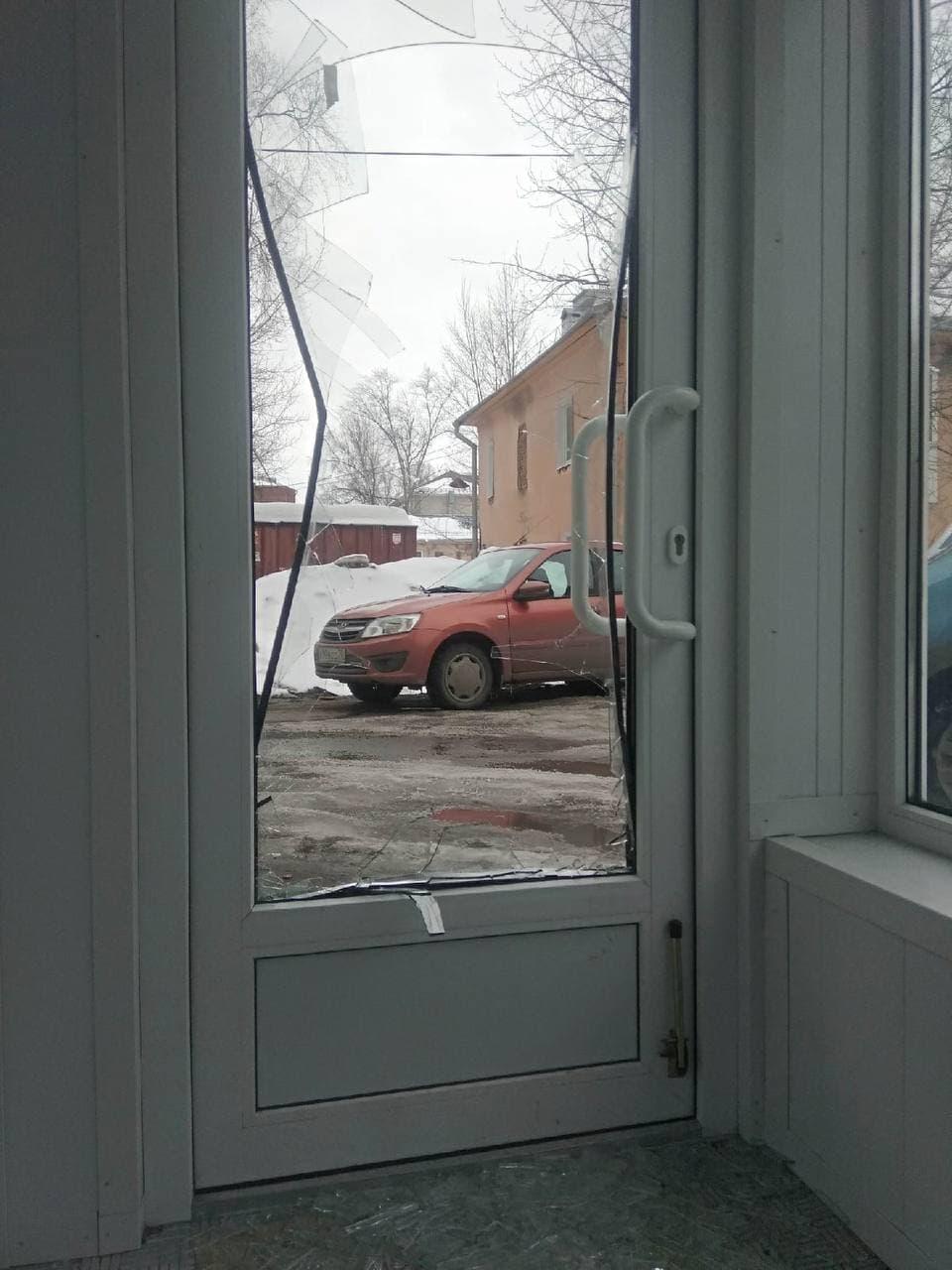 Фото В Томске неизвестные разгромили офис 